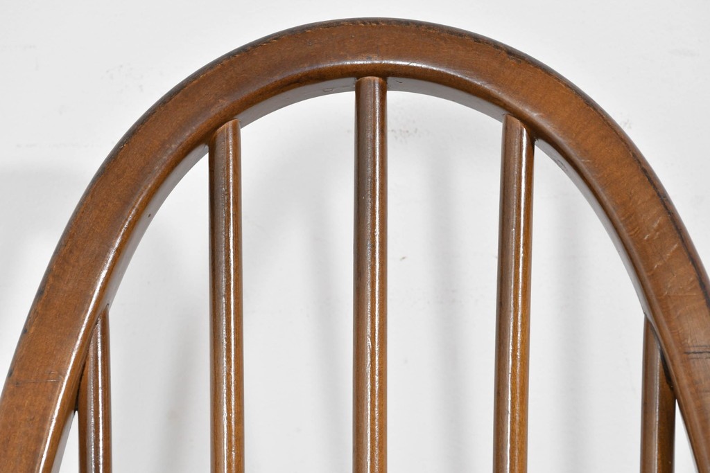 イギリスヴィンテージ　ERCOL(アーコール)　柔らかな曲線美が印象的なクエーカーロッキングチェア　(R-085832)