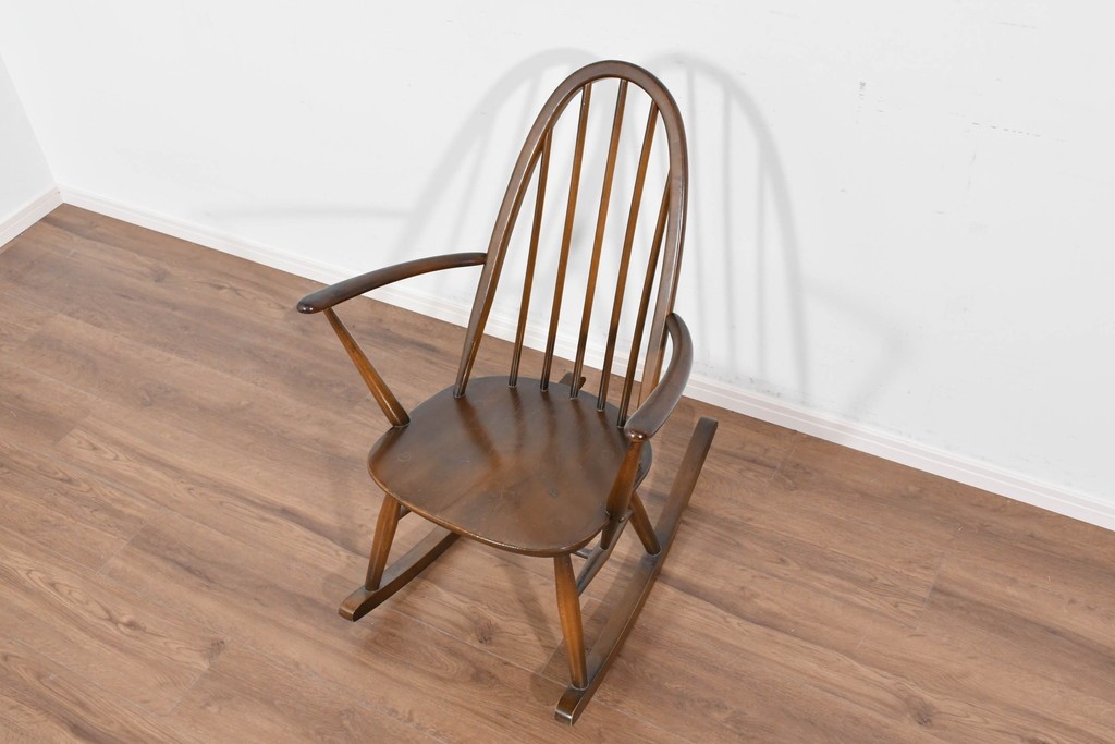 イギリスヴィンテージ　ERCOL(アーコール)　柔らかな曲線美が印象的なクエーカーロッキングチェア　(R-085832)