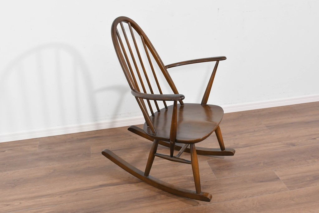 イギリスヴィンテージ　ERCOL(アーコール)　柔らかな曲線美が印象的なクエーカーロッキングチェア　(R-085832)