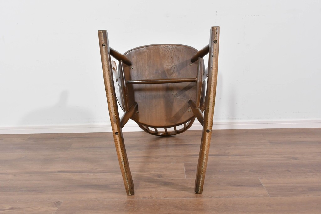 イギリスヴィンテージ　ERCOL(アーコール)　柔らかな曲線美が印象的なクエーカーロッキングチェア　(R-085832)