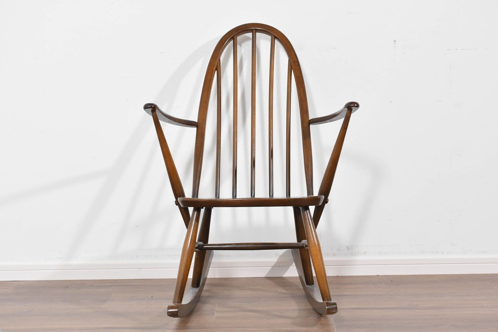 イギリスヴィンテージ　ERCOL(アーコール)　柔らかな曲線美が印象的なクエーカーロッキングチェア　(R-085832)