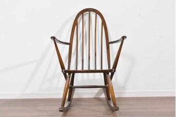 イギリスヴィンテージ　ERCOL(アーコール)　柔らかな曲線美が印象的なクエーカーロッキングチェア　(R-085832)