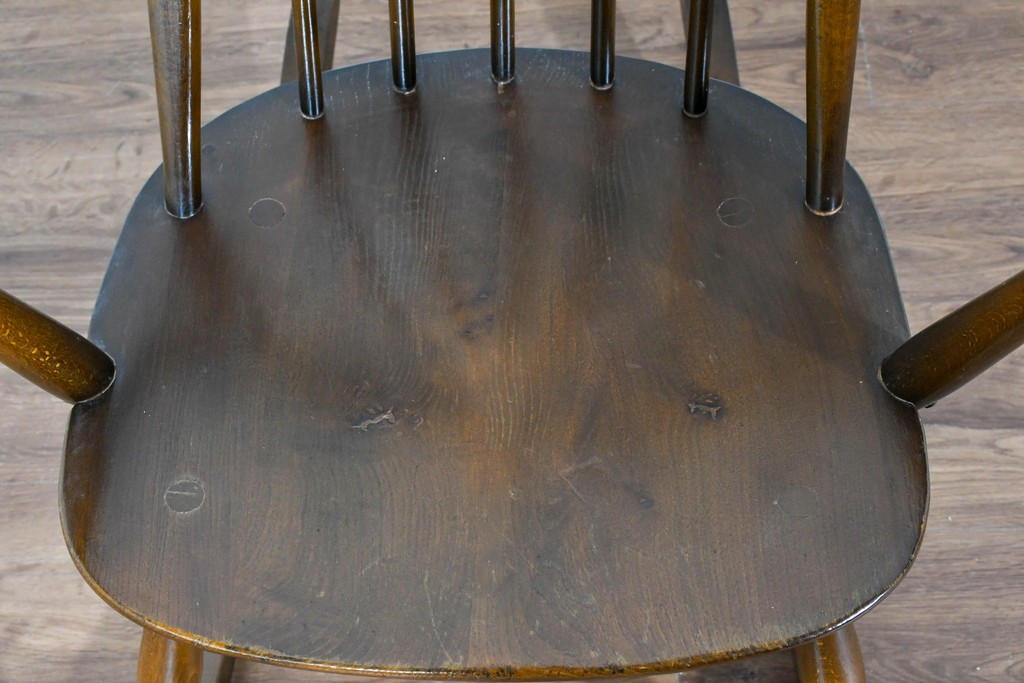 イギリスヴィンテージ　ERCOL(アーコール)　柔らかな曲線美が印象的なクエーカーロッキングチェア　(R-085832)