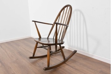 イギリスヴィンテージ　ERCOL(アーコール)　柔らかな曲線美が印象的なクエーカーロッキングチェア　(R-085832)