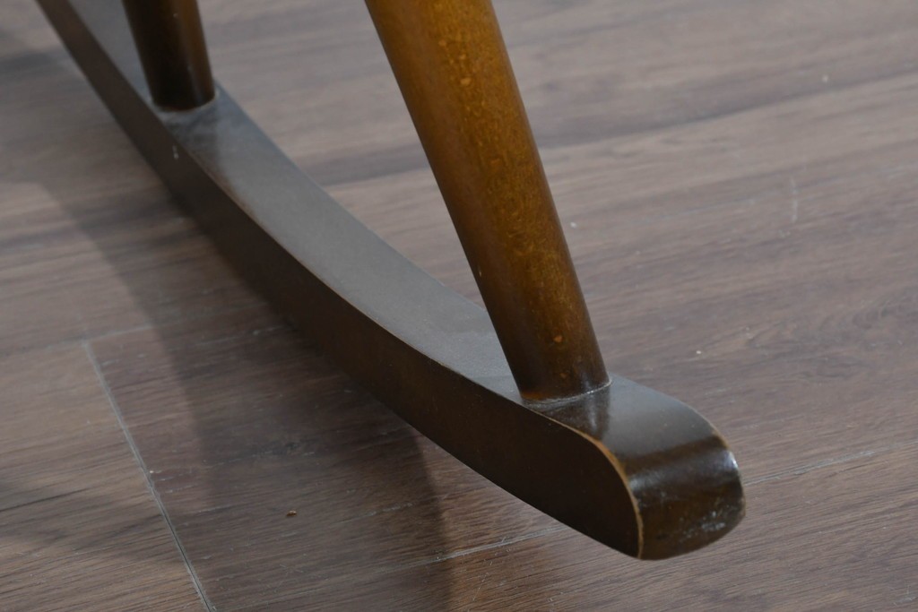 イギリスヴィンテージ　ERCOL(アーコール)　柔らかな曲線美が印象的なクエーカーロッキングチェア　(R-085832)