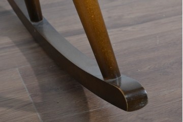 イギリスヴィンテージ　ERCOL(アーコール)　柔らかな曲線美が印象的なクエーカーロッキングチェア　(R-085832)