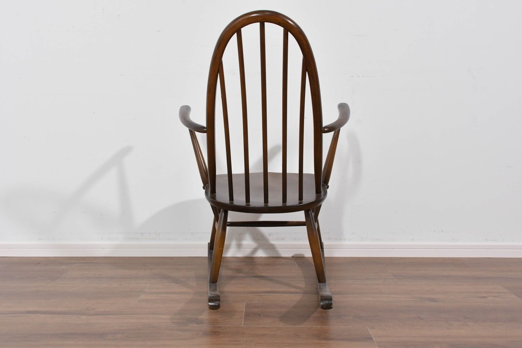 イギリスヴィンテージ　ERCOL(アーコール)　柔らかな曲線美が印象的なクエーカーロッキングチェア　(R-085832)