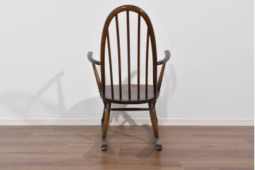 イギリスヴィンテージ　ERCOL(アーコール)　柔らかな曲線美が印象的なクエーカーロッキングチェア　(R-085832)