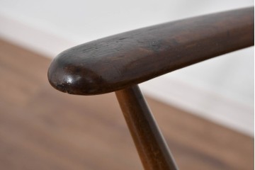 イギリスヴィンテージ　ERCOL(アーコール)　柔らかな曲線美が印象的なクエーカーロッキングチェア　(R-085832)