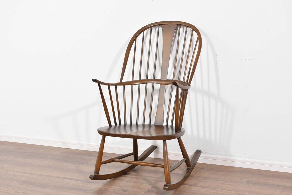 イギリスヴィンテージ　 美品　ERCOL(アーコール)　Chairmakers Chair(チェアメーカーズチェア)　曲木の美が際立つロッキングチェア　(R-085833)