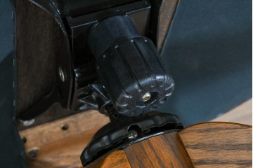 中古　美品!!　希少な廃番品　三越家具(現カントリーハウス)　Brugge(ブルージュ)　木の質感を生かしたクラシックスタイルのキャスター付きアームチェア　(R-085834)