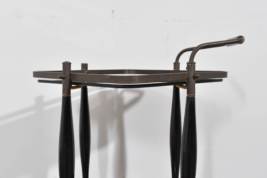 ヨーロッパヴィンテージ　希少デザイン　真鍮×黒ガラスのミッドセンチュリーなトロリーワゴン　(R-085845)