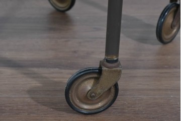 ヨーロッパヴィンテージ　希少デザイン　真鍮×黒ガラスのミッドセンチュリーなトロリーワゴン　(R-085845)