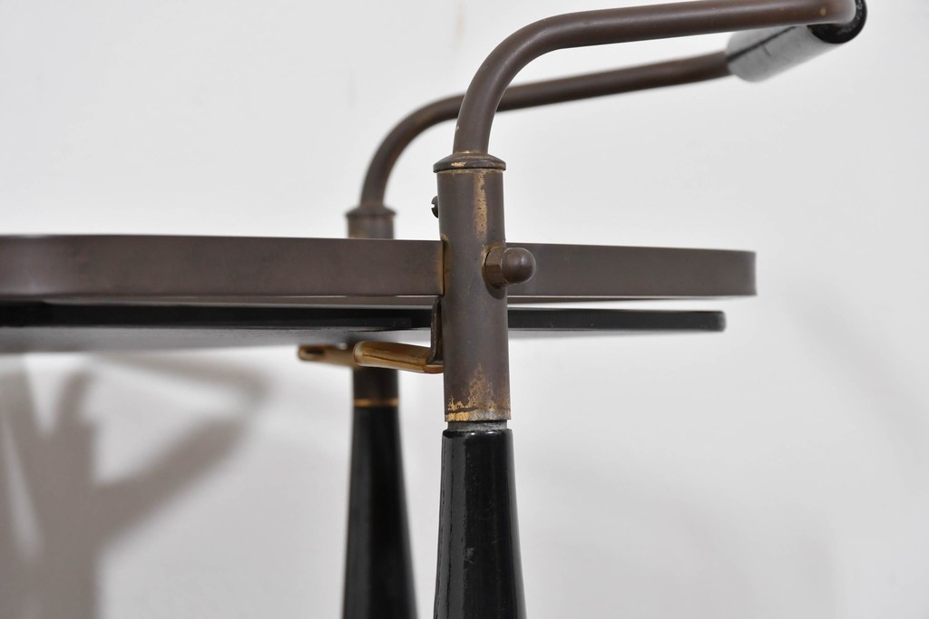 ヨーロッパヴィンテージ　希少デザイン　真鍮×黒ガラス　ミッドセンチュリースタイルのトロリーワゴン　(R-085846)