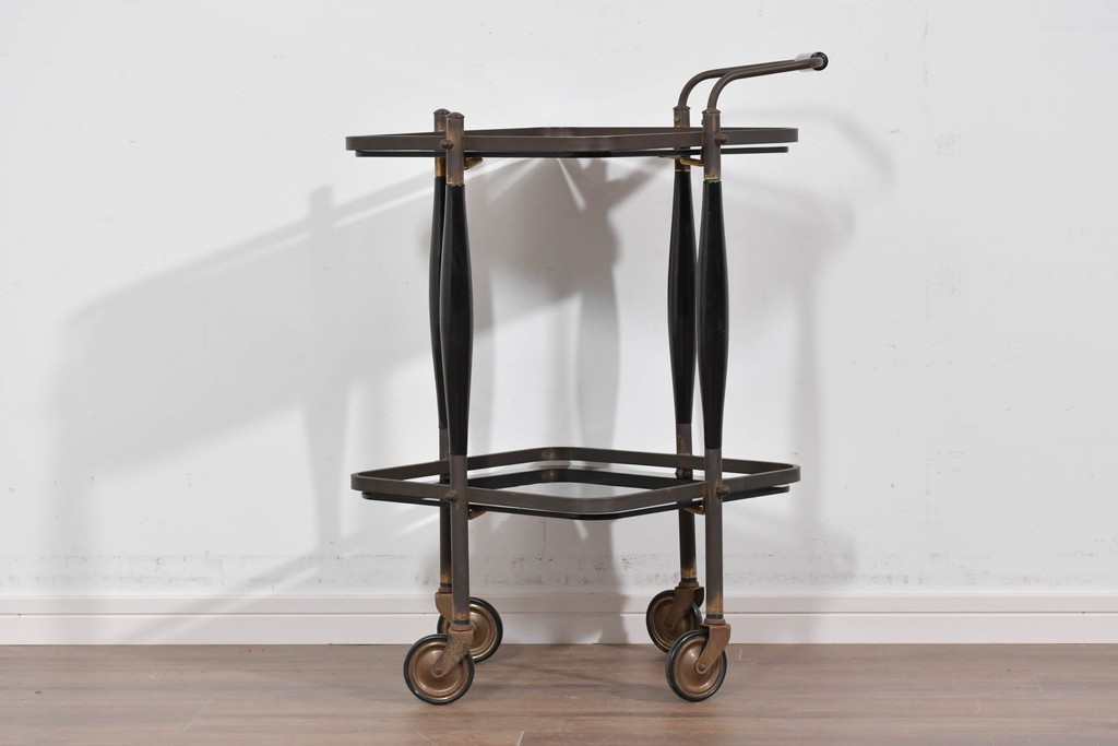 ヨーロッパヴィンテージ　希少デザイン　真鍮×黒ガラス　ミッドセンチュリースタイルのトロリーワゴン　(R-085846)