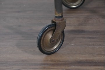 ヨーロッパヴィンテージ　希少デザイン　真鍮×黒ガラス　ミッドセンチュリースタイルのトロリーワゴン　(R-085846)