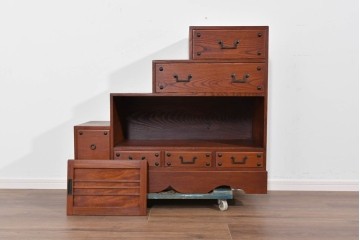 和製ヴィンテージ　職人手作り品!!　三方欅材　段形の造形美と意匠金具が際立つ小振りな階段箪笥風収納棚　(R-085850)