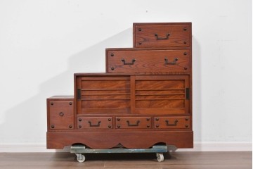 和製ヴィンテージ　職人手作り品!!　三方欅材　段形の造形美と意匠金具が際立つ小振りな階段箪笥風収納棚　(R-085850)