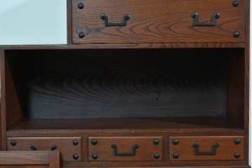 和製ヴィンテージ　職人手作り品!!　三方欅材　段形の造形美と意匠金具が際立つ小振りな階段箪笥風収納棚　(R-085850)