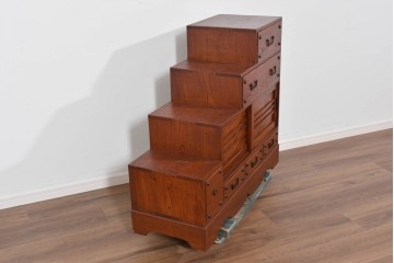 和製ヴィンテージ　職人手作り品!!　三方欅材　段形の造形美と意匠金具が際立つ小振りな階段箪笥風収納棚　(R-085850)