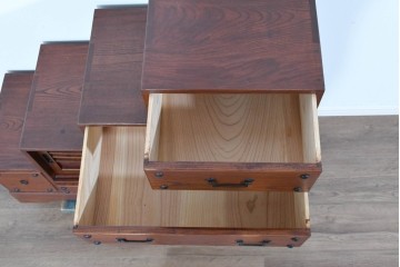 和製ヴィンテージ　職人手作り品!!　三方欅材　段形の造形美と意匠金具が際立つ小振りな階段箪笥風収納棚　(R-085850)