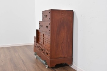 和製ヴィンテージ　職人手作り品!!　三方欅材　段形の造形美と意匠金具が際立つ小振りな階段箪笥風収納棚　(R-085850)