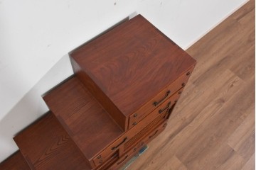 和製ヴィンテージ　職人手作り品!!　三方欅材　段形の造形美と意匠金具が際立つ小振りな階段箪笥風収納棚　(R-085850)