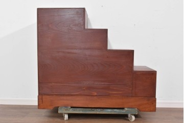 和製ヴィンテージ　職人手作り品!!　三方欅材　段形の造形美と意匠金具が際立つ小振りな階段箪笥風収納棚　(R-085850)