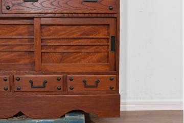 和製ヴィンテージ　職人手作り品!!　三方欅材　段形の造形美と意匠金具が際立つ小振りな階段箪笥風収納棚　(R-085850)