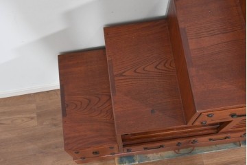 和製ヴィンテージ　職人手作り品!!　三方欅材　段形の造形美と意匠金具が際立つ小振りな階段箪笥風収納棚　(R-085850)