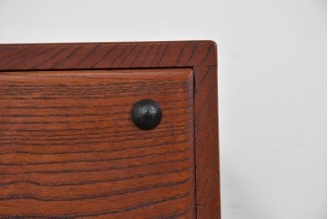 和製ヴィンテージ　職人手作り品!!　三方欅材　段形の造形美と意匠金具が際立つ小振りな階段箪笥風収納棚　(R-085850)