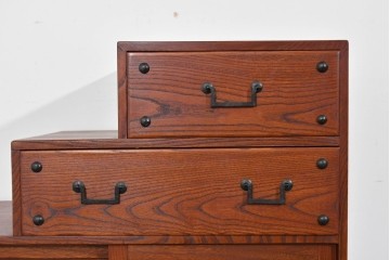 和製ヴィンテージ　職人手作り品!!　三方欅材　段形の造形美と意匠金具が際立つ小振りな階段箪笥風収納棚　(R-085850)