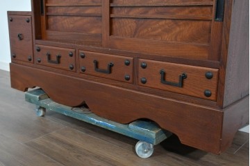 和製ヴィンテージ　職人手作り品!!　三方欅材　段形の造形美と意匠金具が際立つ小振りな階段箪笥風収納棚　(R-085850)