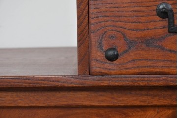 和製ヴィンテージ　職人手作り品!!　三方欅材　段形の造形美と意匠金具が際立つ小振りな階段箪笥風収納棚　(R-085850)