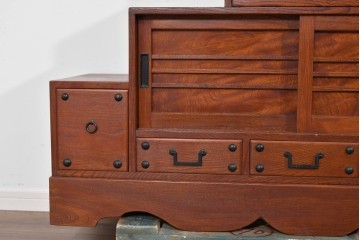 和製ヴィンテージ　職人手作り品!!　三方欅材　段形の造形美と意匠金具が際立つ小振りな階段箪笥風収納棚　(R-085850)