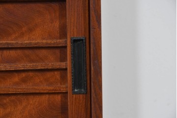 和製ヴィンテージ　職人手作り品!!　三方欅材　段形の造形美と意匠金具が際立つ小振りな階段箪笥風収納棚　(R-085850)