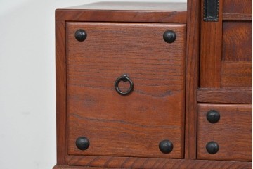 和製ヴィンテージ　職人手作り品!!　三方欅材　段形の造形美と意匠金具が際立つ小振りな階段箪笥風収納棚　(R-085850)