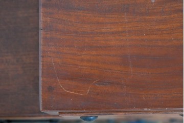 和製ヴィンテージ　職人手作り品!!　三方欅材　段形の造形美と意匠金具が際立つ小振りな階段箪笥風収納棚　(R-085850)