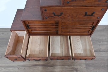 和製ヴィンテージ　職人手作り品!!　三方欅材　段形の造形美と意匠金具が際立つ小振りな階段箪笥風収納棚　(R-085850)