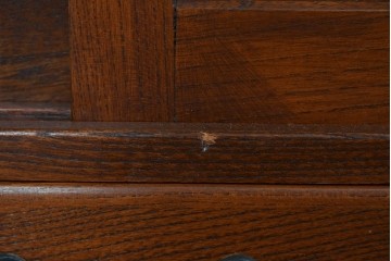 和製ヴィンテージ　職人手作り品!!　三方欅材　段形の造形美と意匠金具が際立つ小振りな階段箪笥風収納棚　(R-085850)