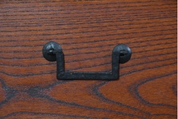 和製ヴィンテージ　職人手作り品!!　三方欅材　段形の造形美と意匠金具が際立つ小振りな階段箪笥風収納棚　(R-085850)