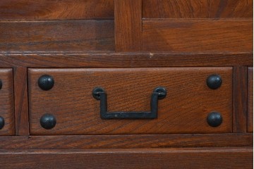 和製ヴィンテージ　職人手作り品!!　三方欅材　段形の造形美と意匠金具が際立つ小振りな階段箪笥風収納棚　(R-085850)