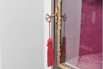 中古　美品　スペイン高級家具　MARINER(マリネール)　優雅な金彩装飾と風景画が美しいコーナーキャビネット　定価約45万円　(R-085851)