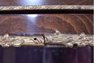 中古　美品　スペイン高級家具　MARINER(マリネール)　優雅な金彩装飾と風景画が美しいコーナーキャビネット　定価約45万円　(R-085851)