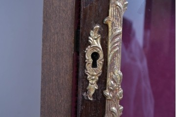 中古　美品　スペイン高級家具　MARINER(マリネール)　優雅な金彩装飾と風景画が美しいコーナーキャビネット　定価約45万円　(R-085851)