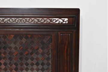 中古　高級品　縞黒檀(シマコクタン)　精巧な透かし彫りと格子編み面の衝立　定価約65万円　(R-085852)