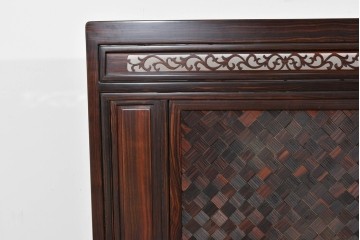 中古　高級品　縞黒檀(シマコクタン)　精巧な透かし彫りと格子編み面の衝立　定価約65万円　(R-085852)