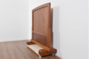 中古　高級品　職人手作り　総欅材　漆塗り　一枚板　重厚な欅の木肌が際立つ大振りな衝立　製作費約70万円　(R-085853)