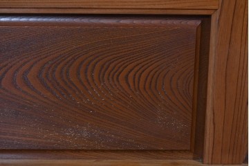 中古　高級品　職人手作り　総欅材　漆塗り　一枚板　重厚な欅の木肌が際立つ大振りな衝立　製作費約70万円　(R-085853)