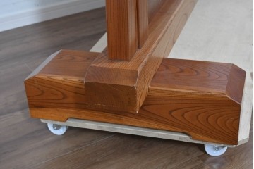 中古　高級品　職人手作り　総欅材　漆塗り　一枚板　重厚な欅の木肌が際立つ大振りな衝立　製作費約70万円　(R-085853)